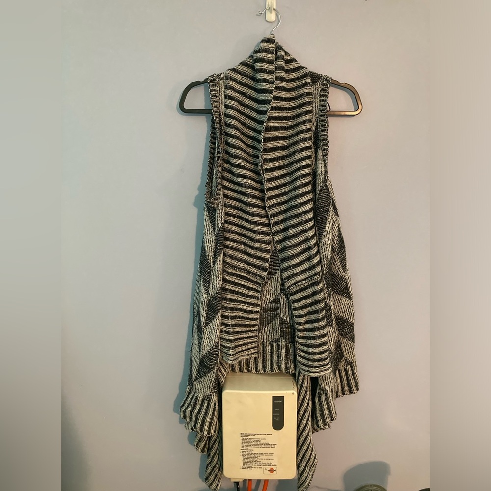 Romeo & Juliet Couture Geometric Open Knit Vest Size Large